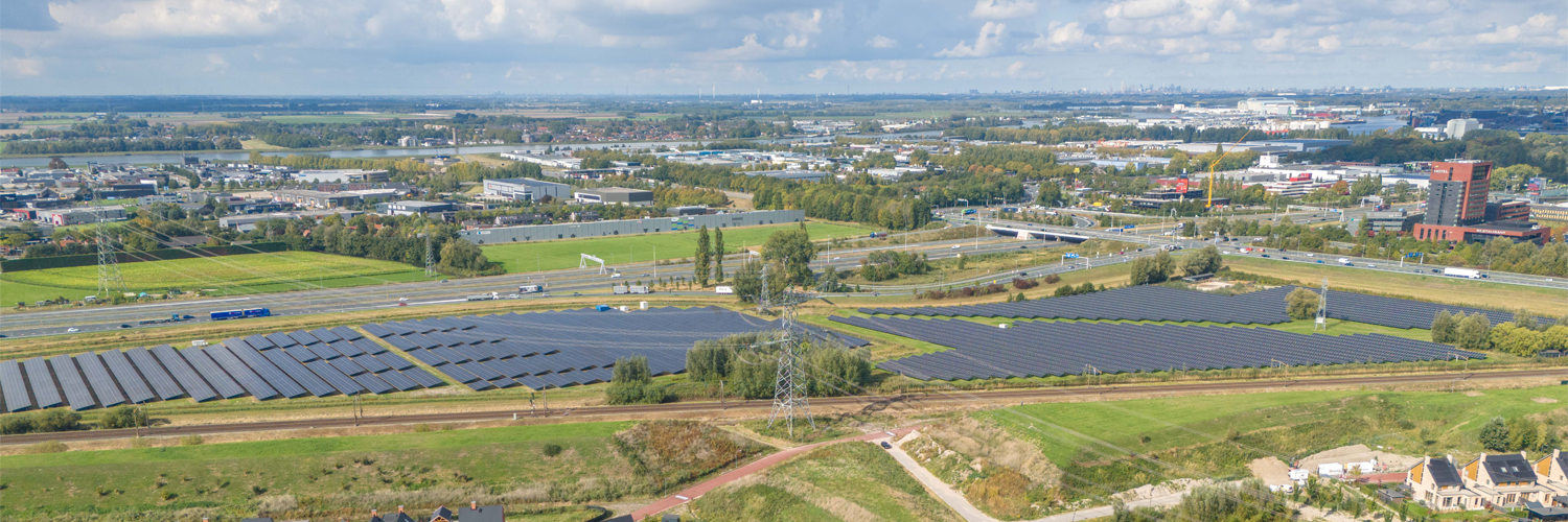 Luchtfoto van zonnepanelen langs de snelweg in Dordrecht