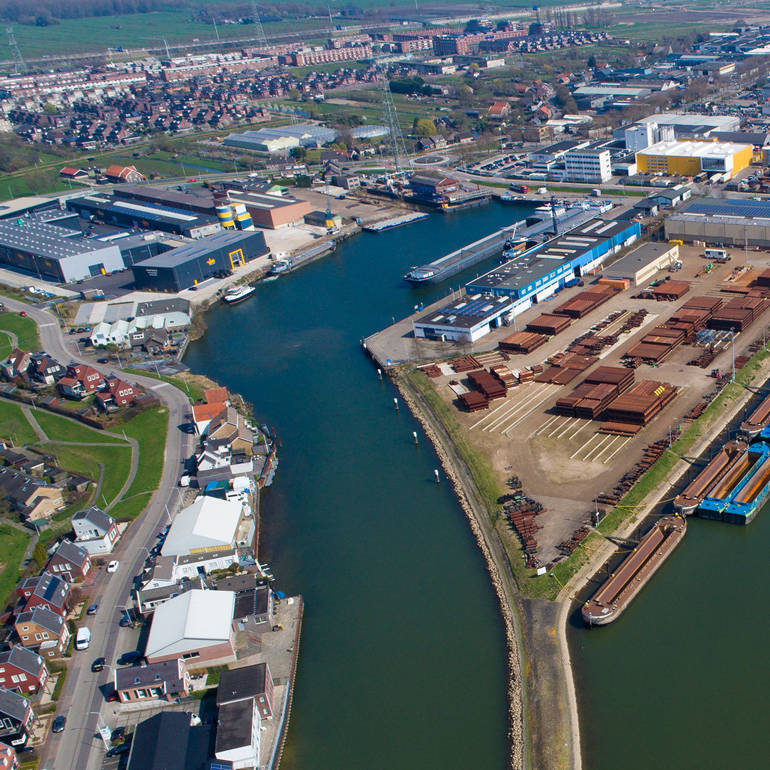 Luchtfoto van bedrijventerrein aan de rivier